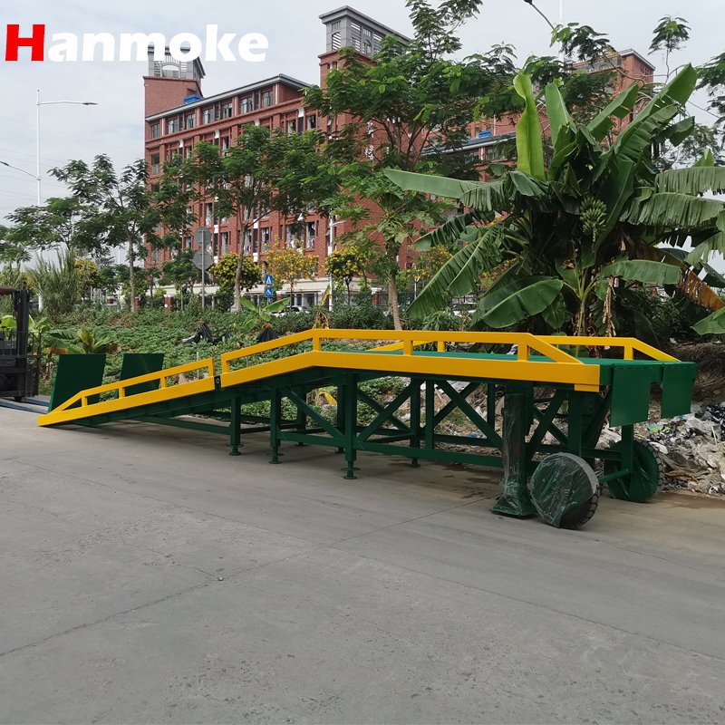 Folding loading ramps