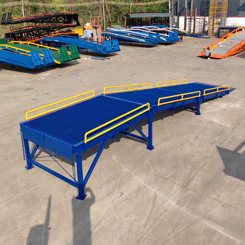 Folding loading ramps