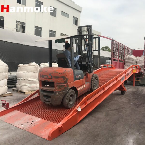 Heavy-Duty Hydraulic Mobile Yard Ramp (1)