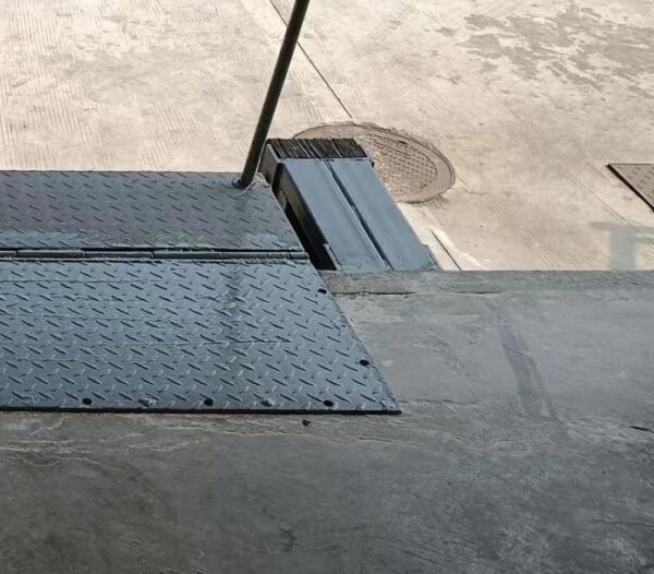 Mechanical Edge of Dock Leveler lever operation Mechanical Edge of Dock Leveler lever operation